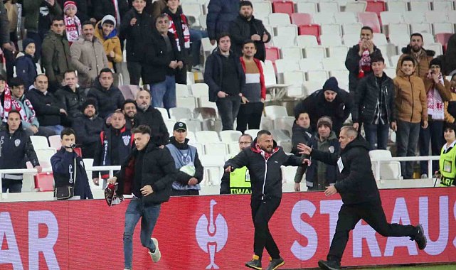 Sivasspor-Fiorentina maçında sahaya taraftar girdi