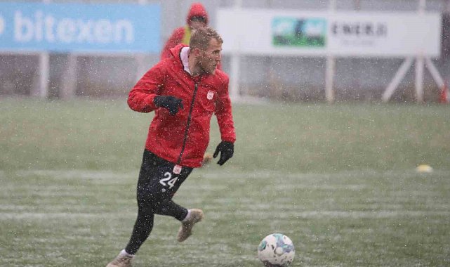 Sivasspor kar altında çalıştı