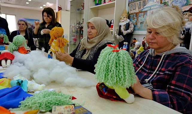 Sivrihisarlı kadınlar depremzede çocuklar için alın teri döküyorlar