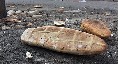 Sokaklardaki ekmek parçaları