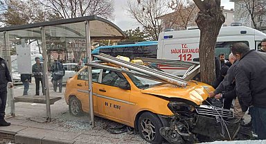 Taksi şoförü yayalara çarpmamak için durağa daldı: 1'i ağır 6 yaralı