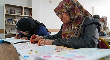 Tarsus'ta okuma-yazma kursları sürüyor