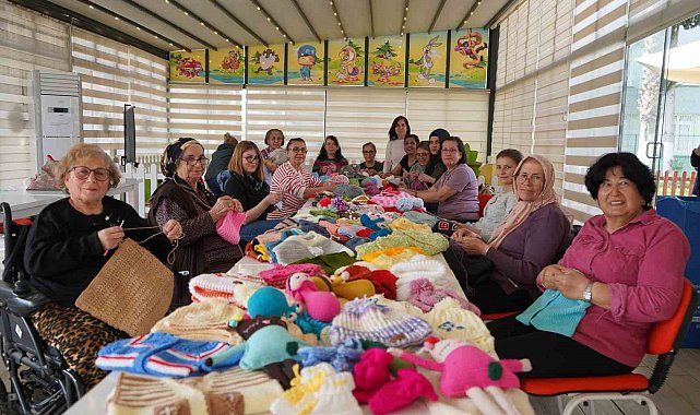 Tarsuslu kadınlar depremzedeler için örüyor