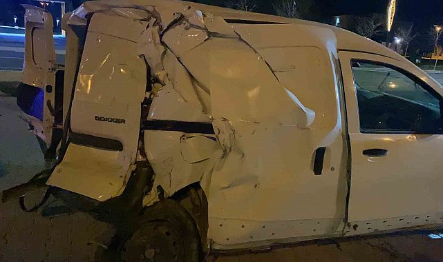 Ticari araç, midibüs ve otomobile çarptı: 3 yaralı