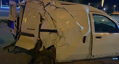 Ticari araç, midibüs ve otomobile çarptı: 3 yaralı