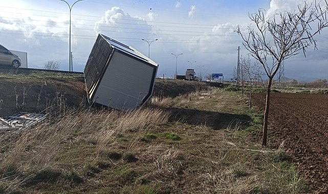 Tırla Hatay'a götürülen konteyneri şiddetli rüzgar devirdi