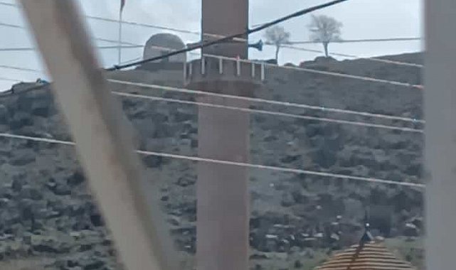 Tomarza'da aşırı rüzgar cami şerefesini düşürdü