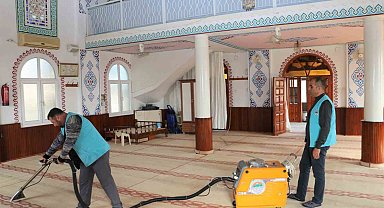 Toroslar'da camilerde Ramazan temizliği