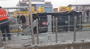 Tramvay durağına çarpan minibüs şehir içi ulaşımında aksamaya neden oldu