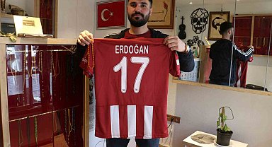 UEFA formasına yaptığı özel tespihle teşekkür etti
