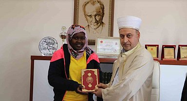 Ugandalı Namubıru'da İslam'ı seçip Zeynep ismini aldı