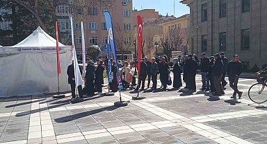 Valilikten vatandaşlara fidan dağıtımı