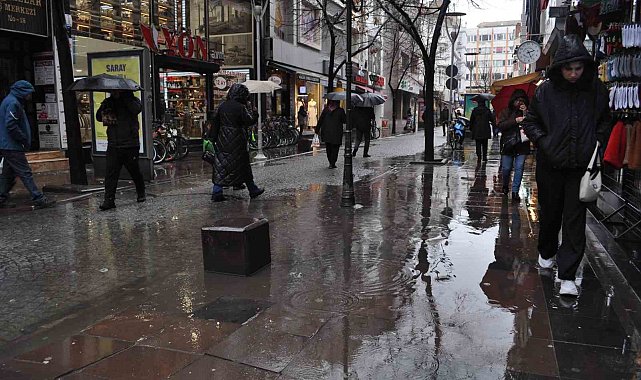 Yağmurdan kaçan vatandaşlar sığınacak yer aradı