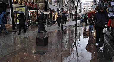 Yağmurdan kaçan vatandaşlar sığınacak yer aradı