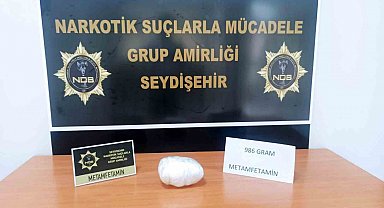 Yastık içerisine gizlenmiş 1 kilo sentetik uyuşturucuyla yakalanan şahıs tutuklandı
