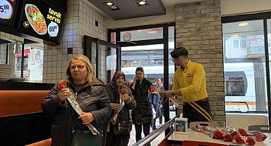 Yemek yemek için gelen kadınlar karanfillerle karşılandı