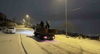 Yozgat Belediyesi ekipleri gece boyunca karla mücadelesini sürdürdü