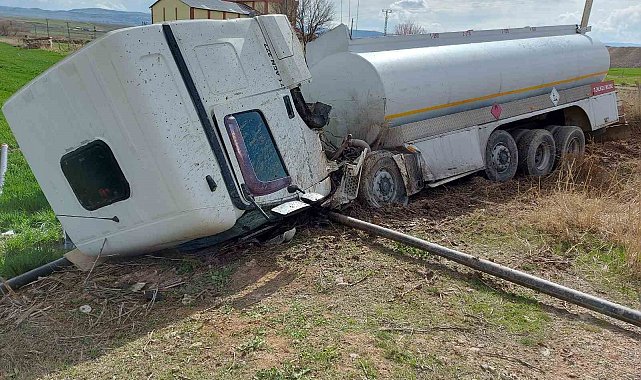 Yozgat'ta devrilen akaryakıt tankerinin sürücüsü yaralandı