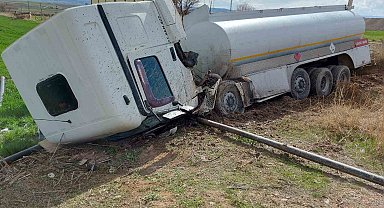 Yozgat'ta devrilen akaryakıt tankerinin sürücüsü yaralandı