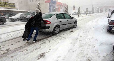 Yozgat'ta yoğun kar yağışı sürücülere zor anlar yaşattı