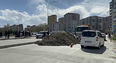 'Arsa benim' dedi, kum döktürüp yolu kapattı