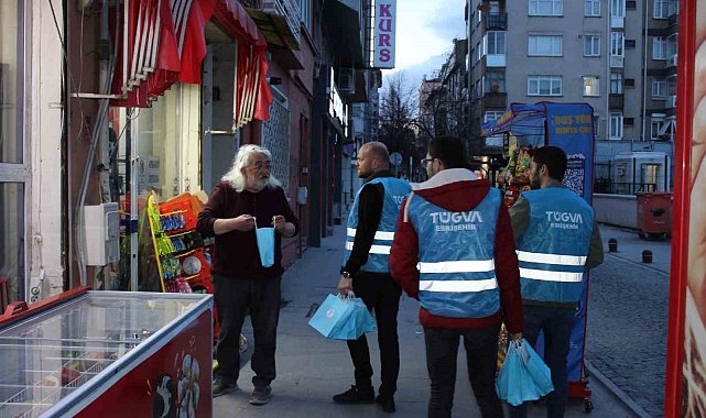 'İftara Beş Kala' programında vatandaşlara hurma ve su ikram edildi