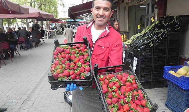 'Tezgâhın gelini' adını verdiği çileği şehrin plaka kodu olan 26 liradan satıyor