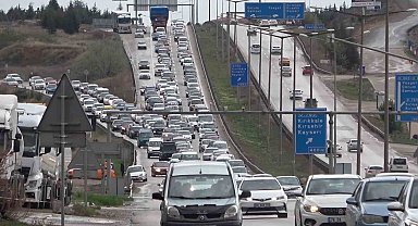 43 ilin geçiş güzergahında trafik kilit: Kilometrelerce araç kuyruğu oluştu
