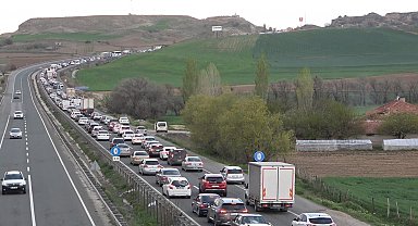 43 ilin geçiş noktasında trafik yoğunluğu: Sürücülerin dikkatsizliği kazaları da beraberinde getirdi