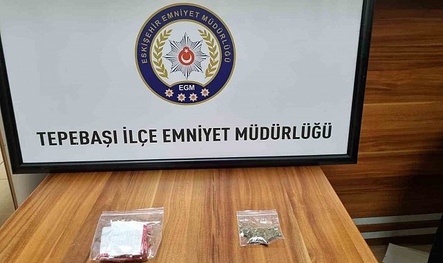 7 Suçtan aranan 2 şahıs uyuşturucu madde ile yakayı ele verdi