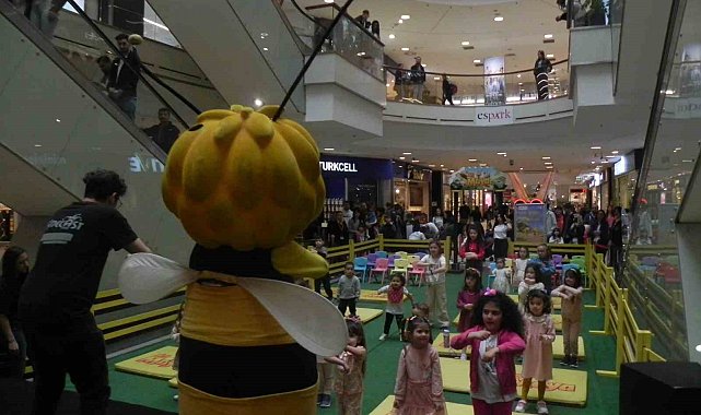 Aileler bayramda alışveriş merkezi ve lunaparkın yolunu tuttu