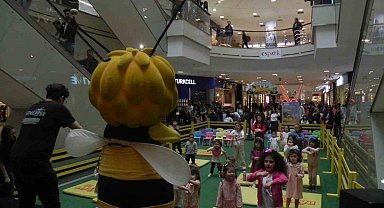 Aileler bayramda alışveriş merkezi ve lunaparkın yolunu tuttu