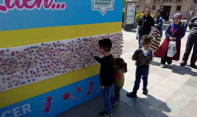 Aksaray Belediyesi'nden çocuklara bayrak şekeri standı