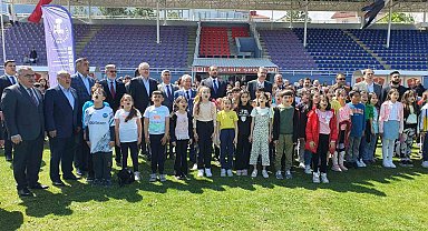 Akşehir Belediyesi'nden çocuklara bayram şenliği
