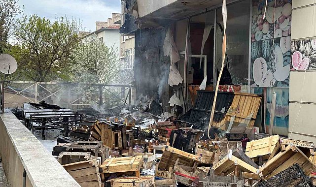 Alevler 7 katlı binayı sardı: Bayram ziyareti olası faciayı önledi