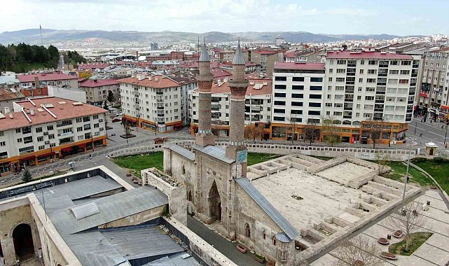 Anadolu'nun en yüksek taç kapısına sahip şerefesine çelik kelepçe takıldı