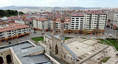 Anadolu'nun en yüksek taç kapısına sahip şerefesine çelik kelepçe takıldı