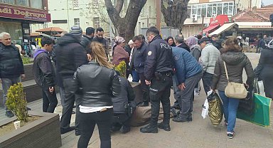 Aniden yere yığılan vatandaş yürekleri ağıza getirdi
