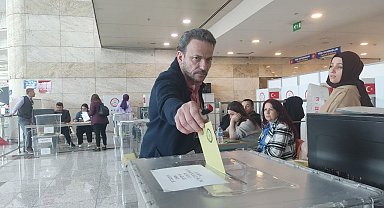 Ankara Esenboğa Havalimanı'nda oy verme işlemi devam ediyor