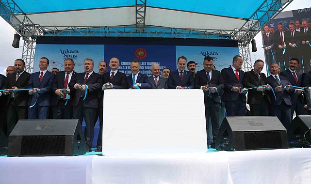 Ankara-Sivas Yükse Hızlı Treni Kırıkkale'de coşkuyla karşılandı