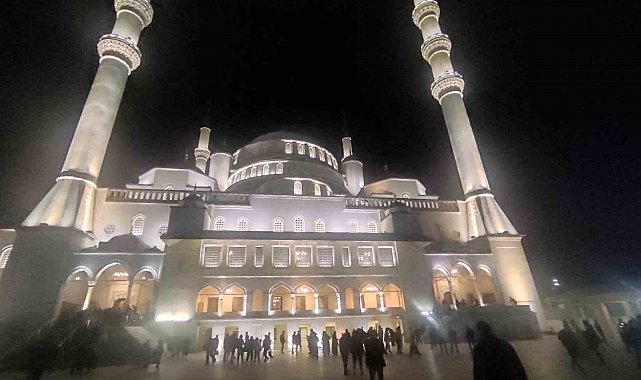 Ankara'da vatandaşlar Kadir Gecesi'nde camilere akın etti