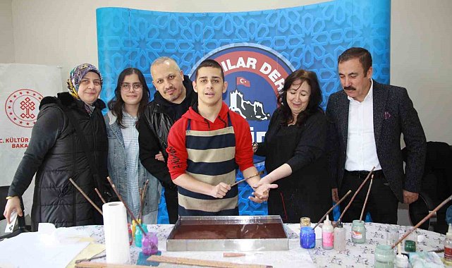 Ankaralılar Depremzede ve Down Sendromlu çocuklarla ebru yaptı