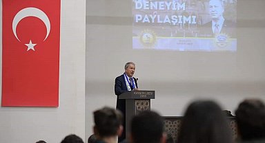 Bakan Akar, 63 öğrencisini şehit veren eski okulu "Taş Mektep"te öğrencilerle buluştu