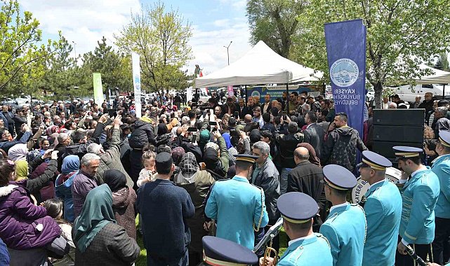 Bakan Akar ile Başkan Büyükkılıç, Kayserililerle Piknikte Kucaklaştı