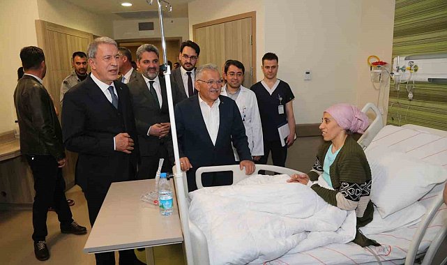 Bakan Akar ile Başkan Büyükkılıç'tan hastanede bayram ziyareti