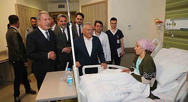 Bakan Akar ile Başkan Büyükkılıç'tan hastanede bayram ziyareti