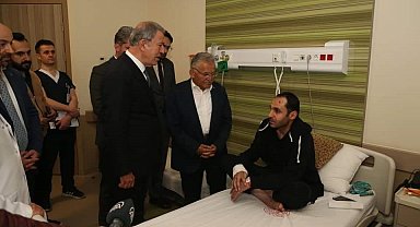Bakan Akar, Kayseri Şehir Hastanesi'nde hastaları ziyaret etti