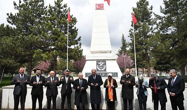 Bakan Akar, Özhaseki ve Büyükkılıç'tan Kartal Şehitliğine ziyaret