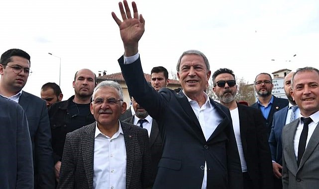Bakan Akar: "Suriye'nin kuzeyinde kazdıkları çukurlara gömüldüler, Irak'ın kuzeyinde kampları yerle bir ediliyor"