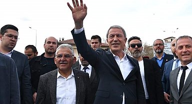 Bakan Akar: "Suriye'nin kuzeyinde kazdıkları çukurlara gömüldüler, Irak'ın kuzeyinde kampları yerle bir ediliyor"